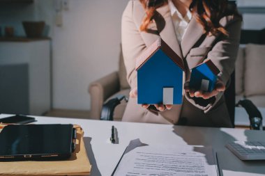 Bayan Emlak Komisyoncusu sunar ve önerilir