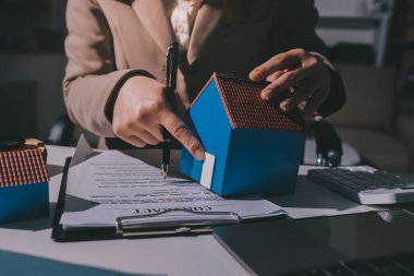 Bayan Emlak Komisyoncusu sunar ve önerilir