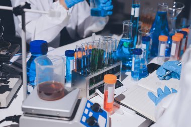 Bilimadamı laboratuarda tıbbi örnekleri mikro plakaya yerleştiriyor.