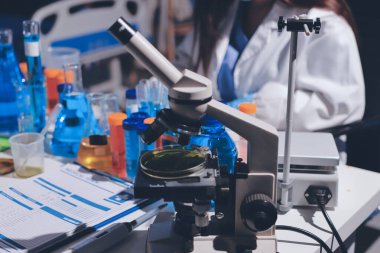 Bilimadamı laboratuarda tıbbi örnekleri mikro plakaya yerleştiriyor.