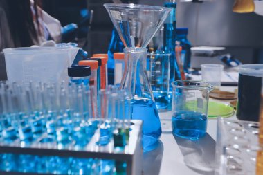 Bilimadamı laboratuarda tıbbi örnekleri mikro plakaya yerleştiriyor.