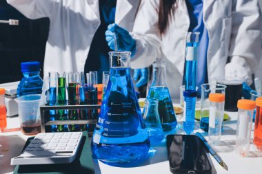 Bilimadamı laboratuarda tıbbi örnekleri mikro plakaya yerleştiriyor.