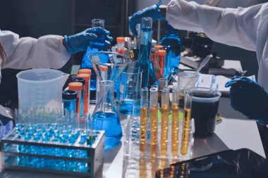 Bilimadamı laboratuarda tıbbi örnekleri mikro plakaya yerleştiriyor.