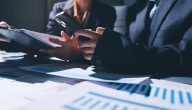 Verileri analiz eden iki iş adamı