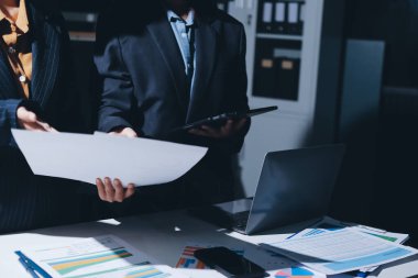 Verileri analiz eden iki iş adamı