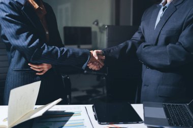 İş kadını ve iş adamının el sıkışması.