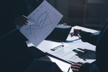 Finans veri harcamaları belgesi üzerinde çalışan bir grup iş kadını.