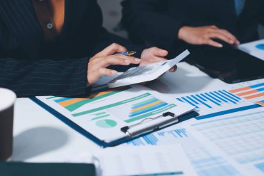 Verileri analiz eden iki iş adamı