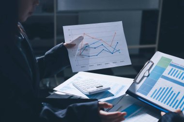 Finans veri harcamaları belgesi üzerinde çalışan bir grup iş kadını.