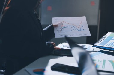 Finans veri harcamaları belgesi üzerinde çalışan bir grup iş kadını.