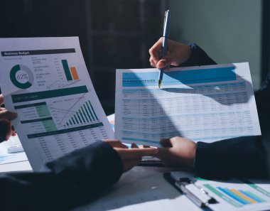 Finans veri harcamaları belgesi üzerinde çalışan bir grup iş kadını.