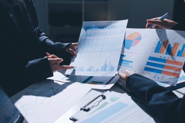 Finans veri harcamaları belgesi üzerinde çalışan bir grup iş kadını.