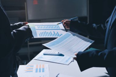 Finans veri harcamaları belgesi üzerinde çalışan bir grup iş kadını.