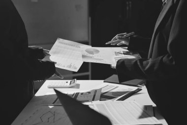 Finans veri harcamaları belgesi üzerinde çalışan bir grup iş kadını.