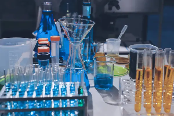 Bilimadamı laboratuarda tıbbi örnekleri mikro plakaya yerleştiriyor.