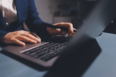 Uzman kadın Asyalı kadınlar idari hesap maliyetli veri numaralarını gözden geçirirler vergi denetleme bürosunda aylık gerçek maliyet varyansı raporu hazırlarlar. ESG tablo bütçe denetimi ERP süreci servis projesi.