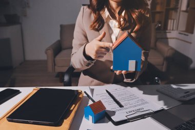 Bayan Emlak Komisyoncusu sunar ve önerilir