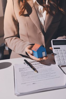 Bayan Emlak Komisyoncusu sunar ve önerilir