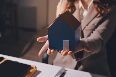 Bayan Emlak Komisyoncusu sunar ve önerilir