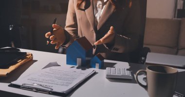 Bayan Emlak Komisyoncusu sunar ve önerilir