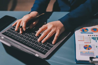 Uzman kadın Asyalı kadınlar idari hesap maliyetli veri numaralarını gözden geçirirler vergi denetleme bürosunda aylık gerçek maliyet varyansı raporu hazırlarlar. ESG tablo bütçe denetimi ERP süreci servis projesi.