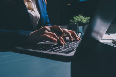 Uzman kadın Asyalı kadınlar idari hesap maliyetli veri numaralarını gözden geçirirler vergi denetleme bürosunda aylık gerçek maliyet varyansı raporu hazırlarlar. ESG tablo bütçe denetimi ERP süreci servis projesi.