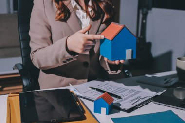 Bayan Emlak Komisyoncusu sunar ve önerilir