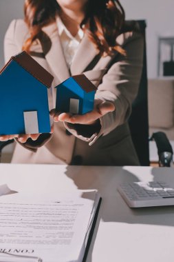 Bayan Emlak Komisyoncusu sunar ve önerilir