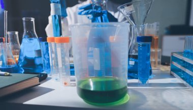 Bilimadamı laboratuarda tıbbi örnekleri mikro plakaya yerleştiriyor.