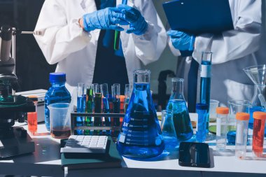 Bilimadamı laboratuarda tıbbi örnekleri mikro plakaya yerleştiriyor.