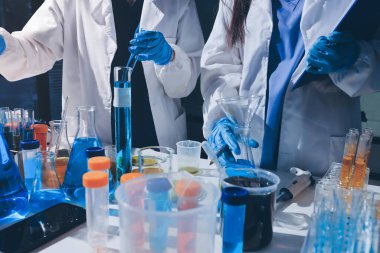 Bilimadamı laboratuarda tıbbi örnekleri mikro plakaya yerleştiriyor.