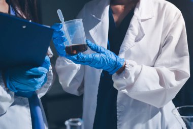 Bilimadamı laboratuarda tıbbi örnekleri mikro plakaya yerleştiriyor.