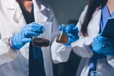 Bilimadamı laboratuarda tıbbi örnekleri mikro plakaya yerleştiriyor.