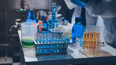 Bilimadamı laboratuarda tıbbi örnekleri mikro plakaya yerleştiriyor.