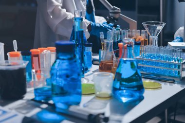 Bilimadamı laboratuarda tıbbi örnekleri mikro plakaya yerleştiriyor.