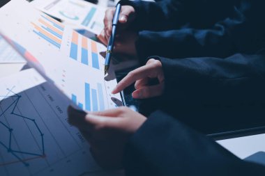 Verileri analiz eden iki iş adamı