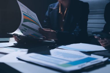 Verileri analiz eden iki iş adamı