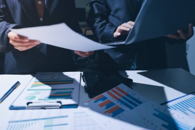 Verileri analiz eden iki iş adamı