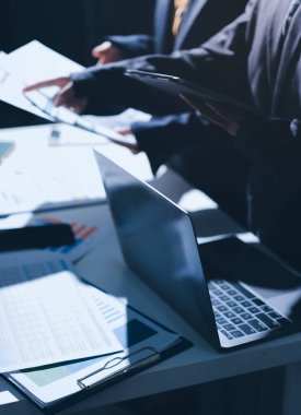 Verileri analiz eden iki iş adamı