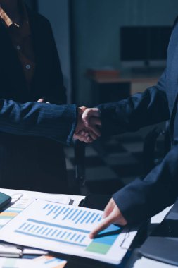 İş kadını ve iş adamının el sıkışması.