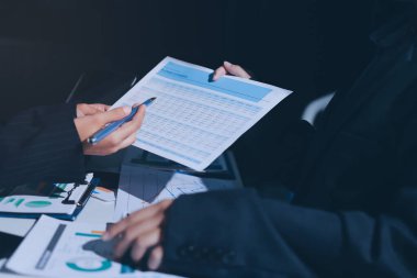 Finans veri harcamaları belgesi üzerinde çalışan bir grup iş kadını.