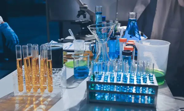 Bilimadamı laboratuarda tıbbi örnekleri mikro plakaya yerleştiriyor.