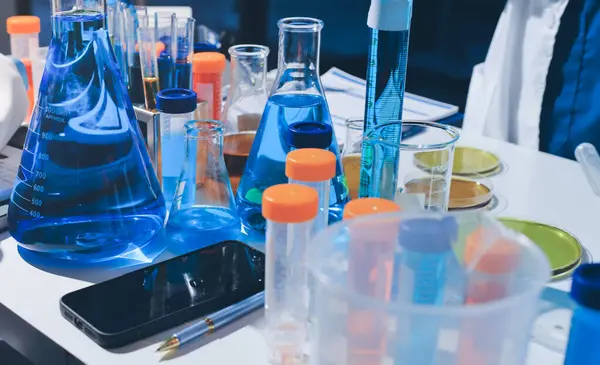 Bilimadamı laboratuarda tıbbi örnekleri mikro plakaya yerleştiriyor.