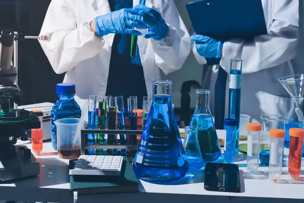 Bilimadamı laboratuarda tıbbi örnekleri mikro plakaya yerleştiriyor.