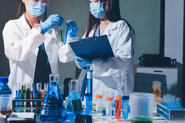 Bilimadamı laboratuarda tıbbi örnekleri mikro plakaya yerleştiriyor.