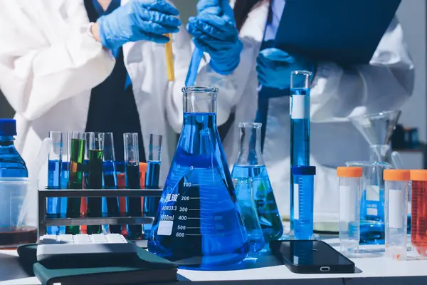 Bilimadamı laboratuarda tıbbi örnekleri mikro plakaya yerleştiriyor.