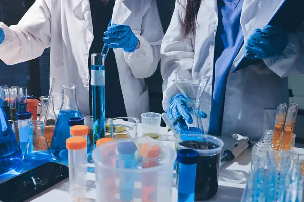 Bilimadamı laboratuarda tıbbi örnekleri mikro plakaya yerleştiriyor.