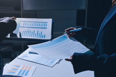 Finans veri harcamaları belgesi üzerinde çalışan bir grup iş kadını.