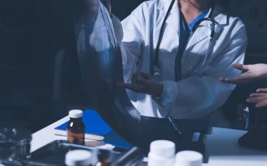 Erkek ve kadın doktorlar bir hastane odasında toplantı yapıyorlar..