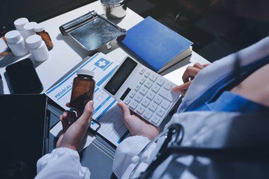 Erkek ve kadın doktorlar bir hastane odasında toplantı yapıyorlar..